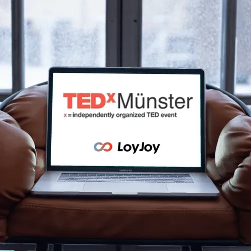 Ein Notebook auf einem Sofa mit geöffnetem TEDxMünster-Tab.