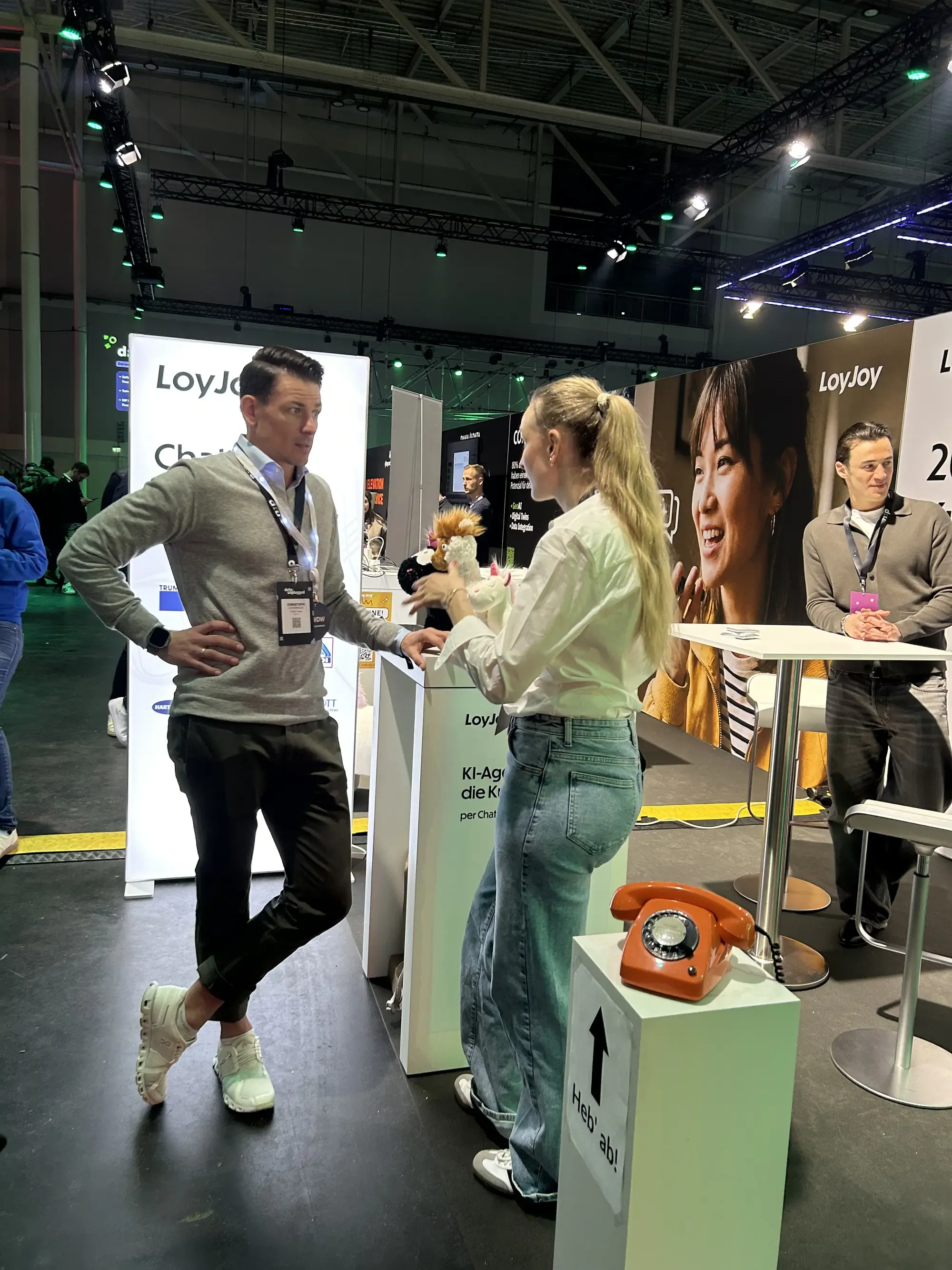 Unsere Kollegin Katharina berät einen Besucher am Stand.