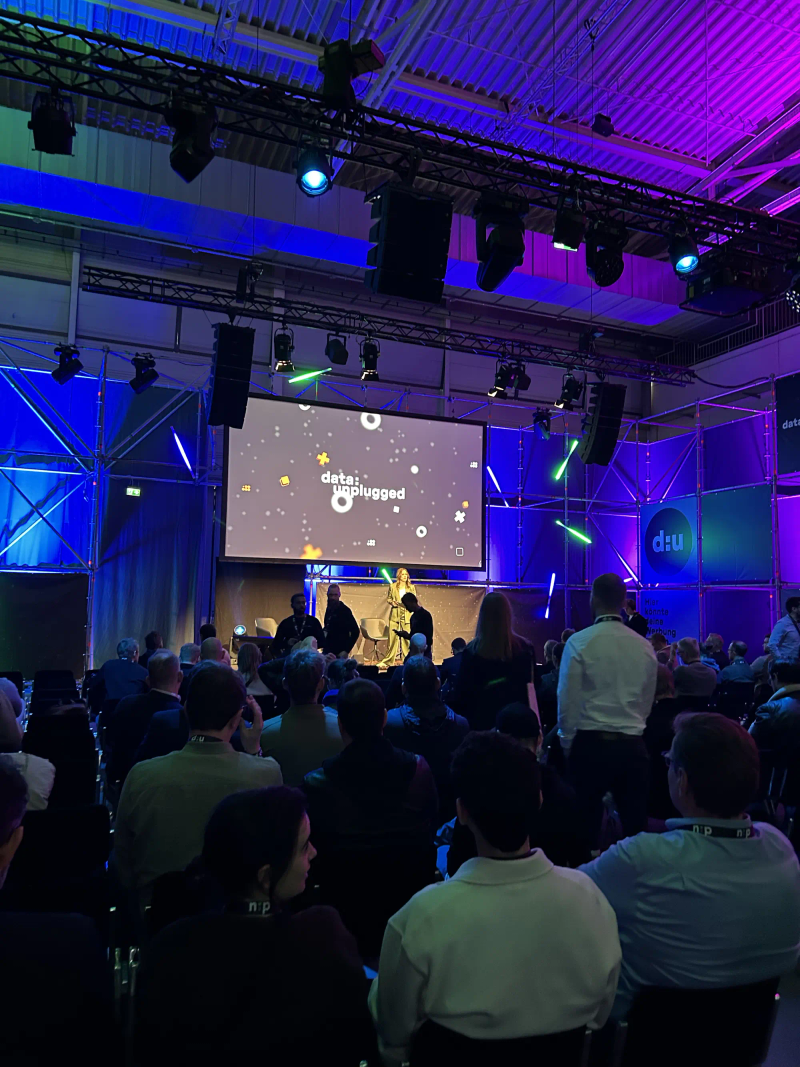 Das Bild zeigt die Bühne bei der data:unplugged 2026.