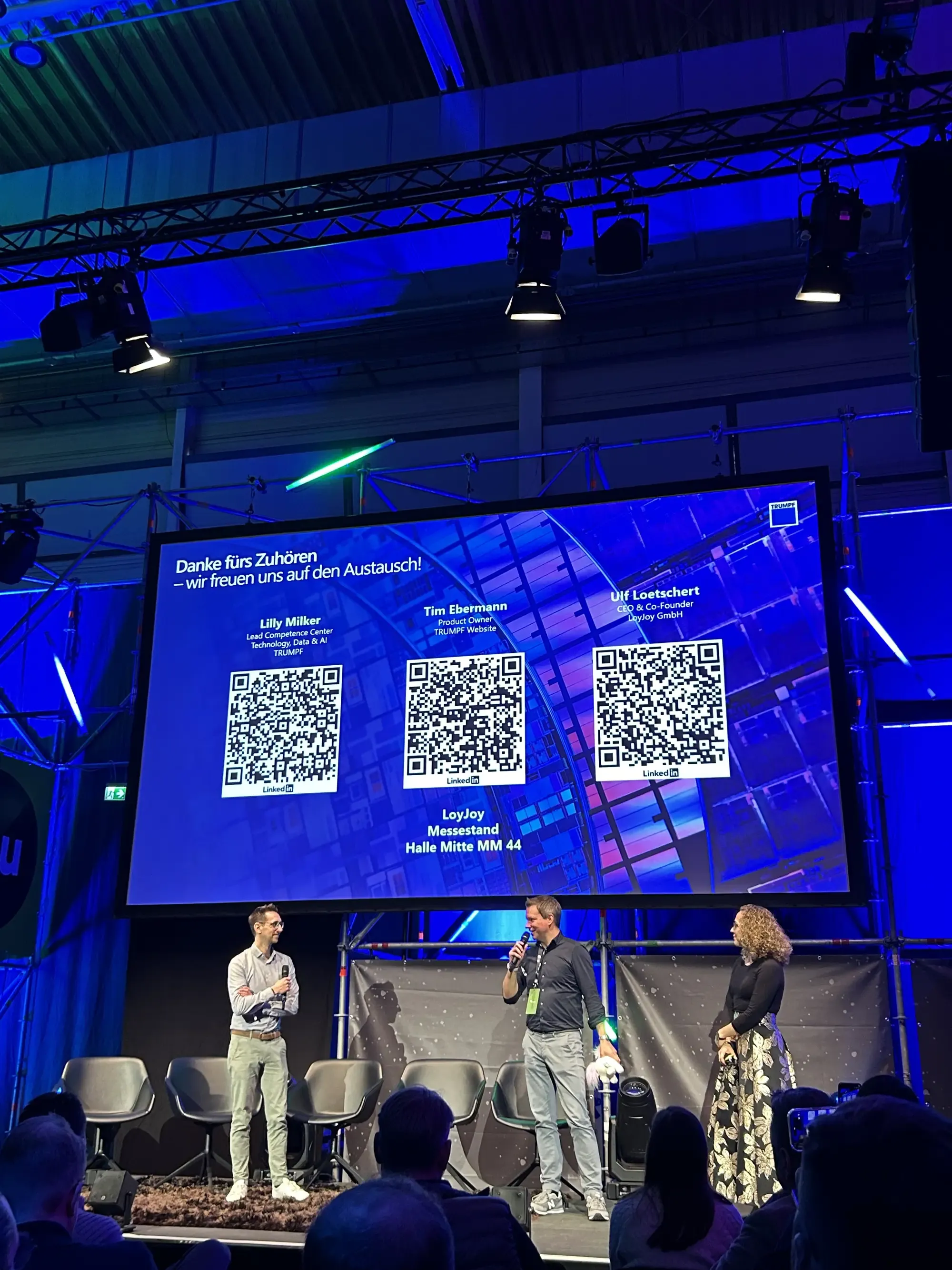 Unser CEO Ulf steht mit LiLLy Milker und Tim Ebermann von TRUMPF auf der Bühne.