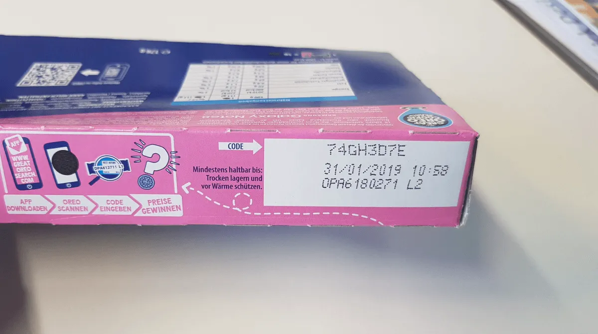 Eine Oreo-Verpackung mit einem Treuecode außen.