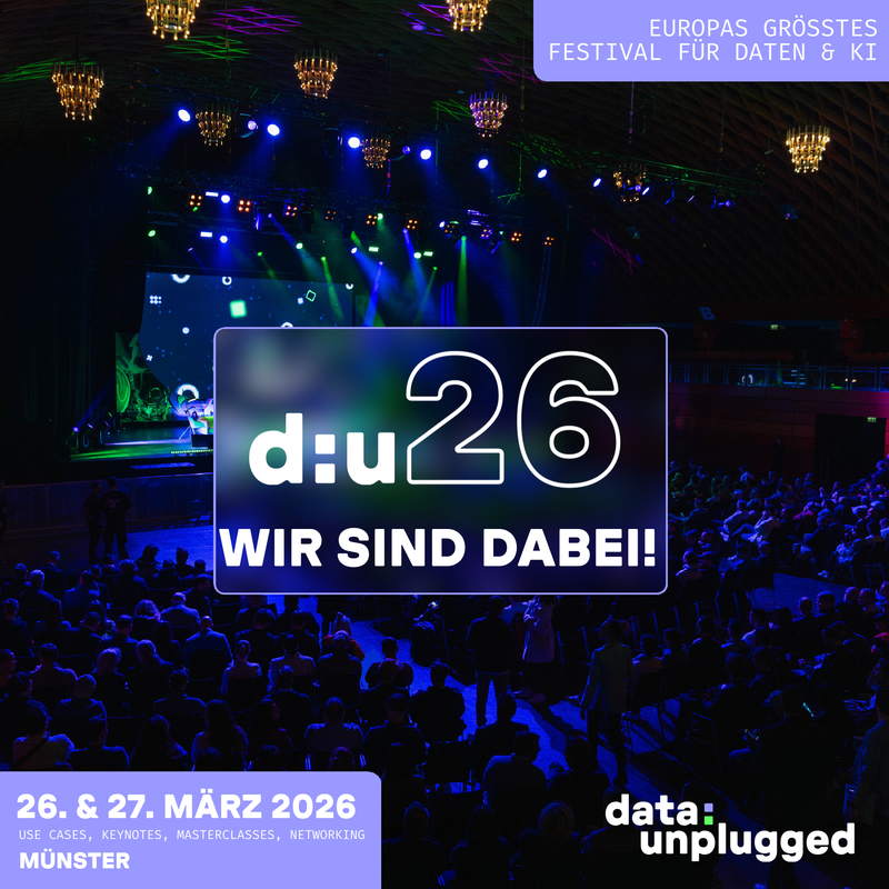 Das Bild zeigt die Bühne bei der data:unplugged 2025 und den Termin für die Messe 2026. Der abgebildetet Text kündigt an, dass wir auf der Messe 2026 dabei sind.