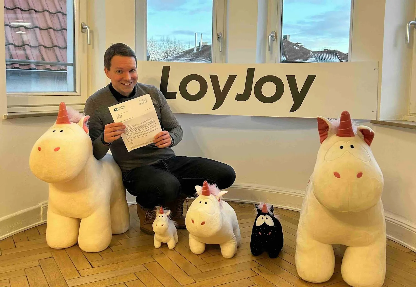 LoyJoys CEO Ulf Loetschert mit dem Annahmeschreiben.