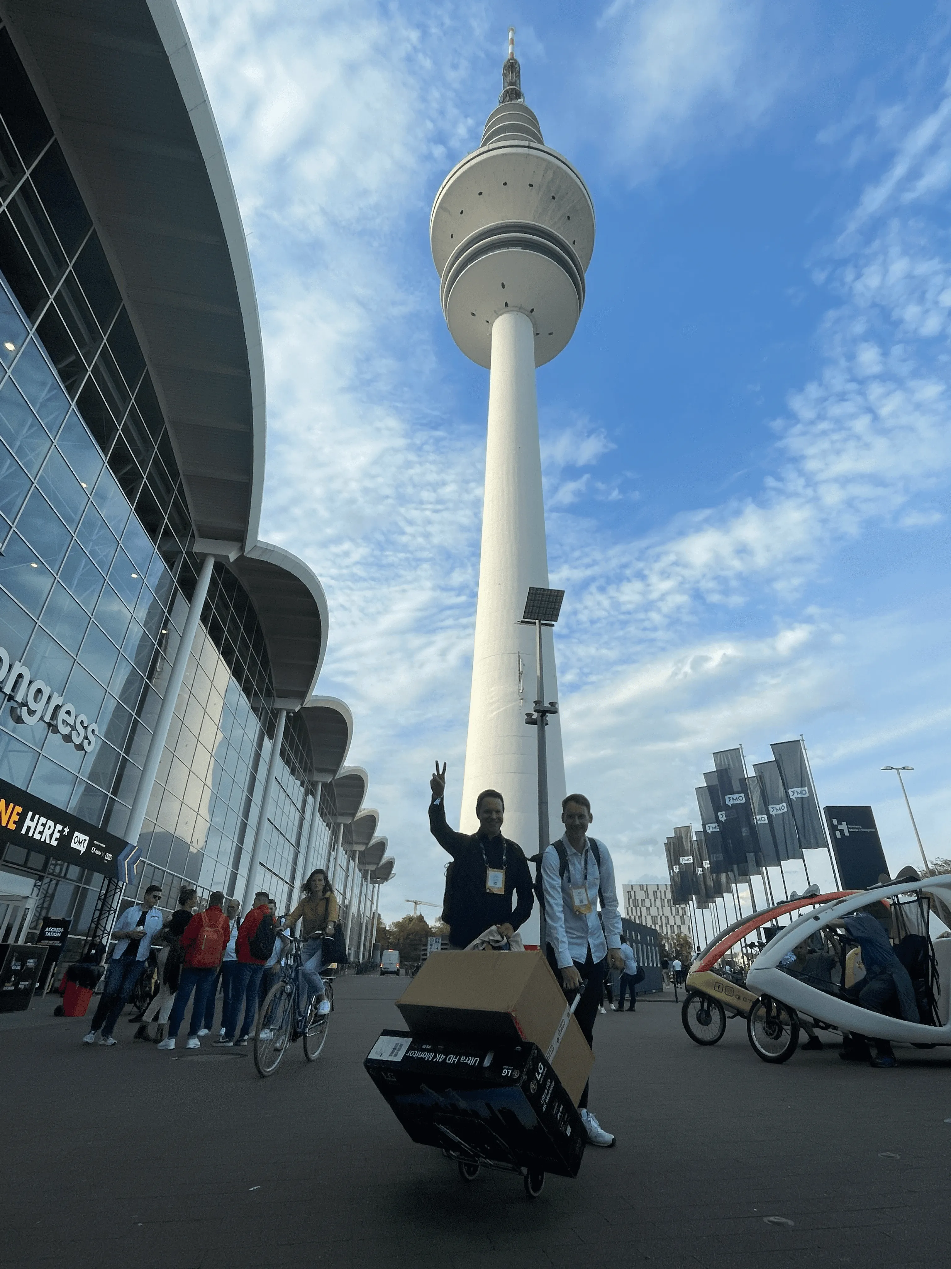 The LoyJoy Team in front of the Hamburg exhibition halls.