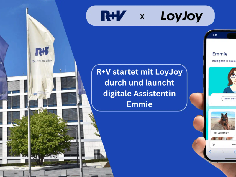 Das Bild zeigt den Start der digitalen Assistentin Emmie der R+V Versicherung, entwickelt mit LoyJoy. Links ist das R+V-Gebäude mit wehenden Fahnen zu sehen, rechts ein Smartphone mit dem Chatbot Emmie. In der Mitte steht: 'R+V startet mit LoyJoy durch und launcht digitale Assistentin Emmie.'.