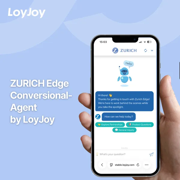 Ein Smartphone zeigt eine Chatbot-Benutzeroberfläche des ZURICH Edge Conversional-Agent by LoyJoy mit Begrüßungstext und Auswahl-Buttons